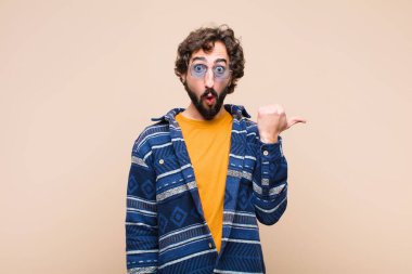 İnançsızlıktan hayrete düşmüş genç, çılgın adam yan taraftaki objeyi gösterip 