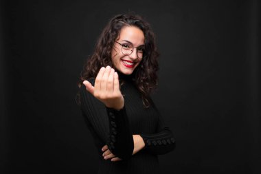 Genç, güzel bir kadın kendini mutlu, başarılı ve kendinden emin hissediyor, bir meydan okumayla karşı karşıya ve 