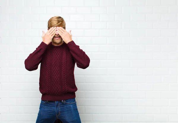 Joven Hombre Rubio Sonriendo Sintiéndose Feliz Cubriendo Los Ojos Con — Foto de Stock