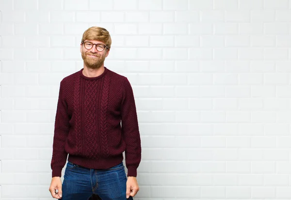 Jonge Blonde Man Glimlachen Positief Vol Vertrouwen Zoek Naar Tevreden — Stockfoto