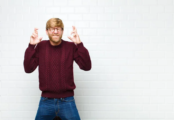 Jonge Blonde Man Glimlachen Angstig Kruisen Beide Vingers Zich Zorgen — Stockfoto