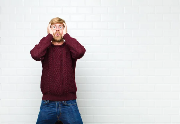 Jonge Blonde Man Zoek Naar Onaangenaam Geschokt Bang Bezorgd Mond — Stockfoto