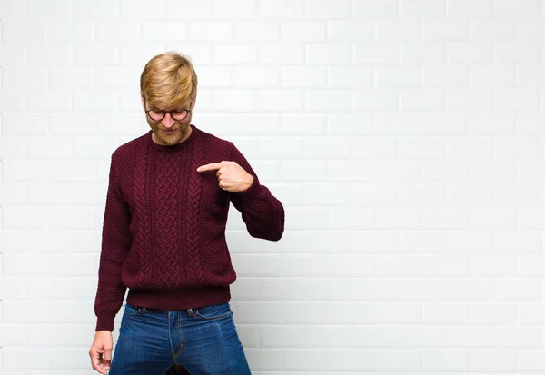 Jonge Blonde Man Glimlachen Vrolijk Casual Naar Beneden Kijken Wijzen — Stockfoto