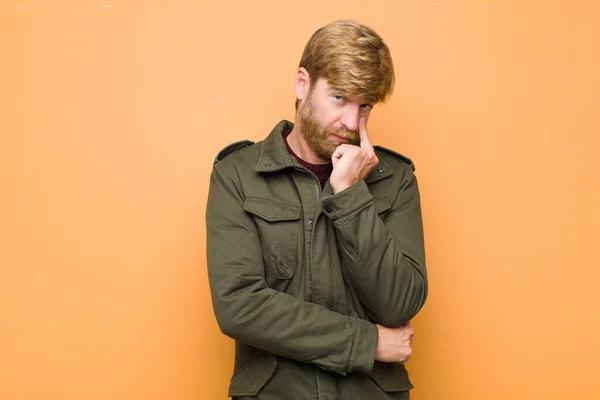 Jonge Blonde Man Houdt Een Oogje Niet Vertrouwen Kijken Alert — Stockfoto