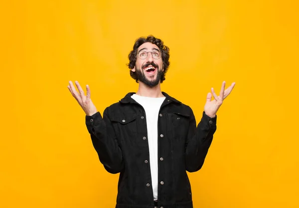 Jovem Louco Bonito Homem Sentindo Feliz Surpreso Sortudo Surpreso Comemorando — Fotografia de Stock