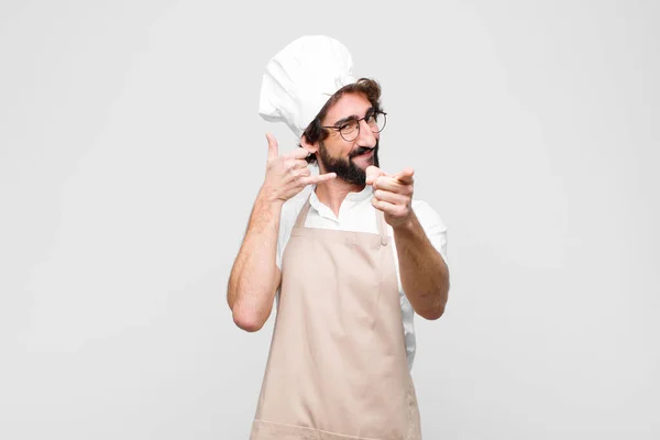 Jonge Gekke Chef Kok Glimlachend Vrolijk Wijzend Naar Camera Terwijl — Stockfoto