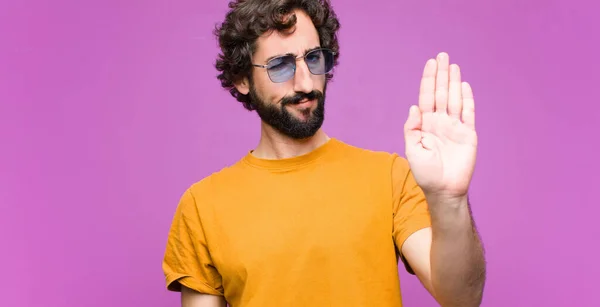 Giovane Pazzo Uomo Fresco Che Sembra Serio Severo Scontento Arrabbiato — Foto Stock