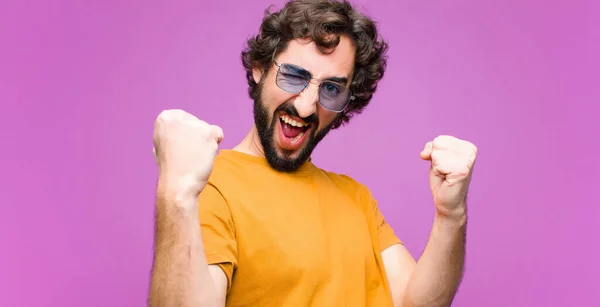 Joven Loco Fresco Hombre Sintiéndose Feliz Sorprendido Orgulloso Gritando Celebrando —  Fotos de Stock