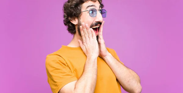 Junger Verrückter Cooler Mann Der Glücklich Aufgeregt Und Überrascht Ist — Stockfoto