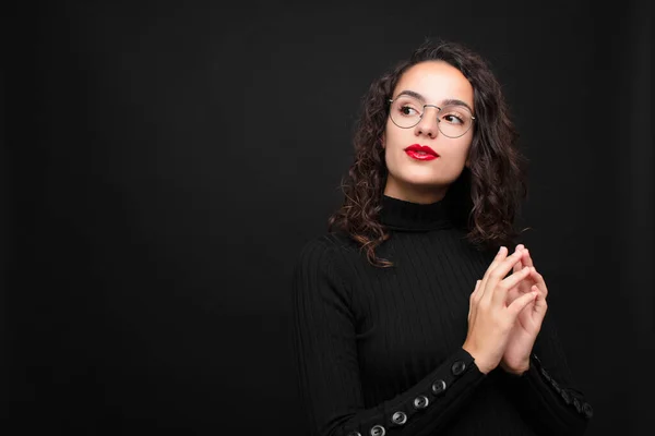 Jovem Mulher Bonita Planejando Conspirando Pensando Truques Fraudes Desonestos Astúcia — Fotografia de Stock