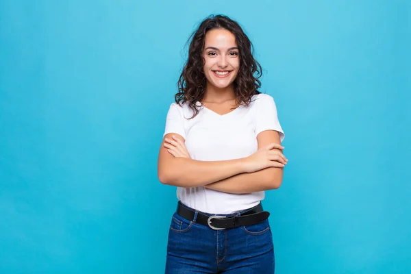 Ung Vacker Kvinna Ser Som Glad Stolt Och Nöjd Presterare — Stockfoto