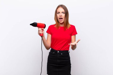 Kızıl saçlı, güzel bir kadın kızgın, sinirli ve hayal kırıklığına uğramış görünüyor. Elinde bir kuaför tutmanın nesi yanlış? 