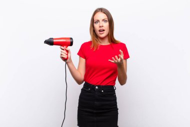 Kızıl saçlı güzel bir kadın umutsuz ve hayal kırıklığına uğramış, stresli, mutsuz ve sinirli görünüyor. Elinde kuaförle bağırıyor ve çığlık atıyor.
