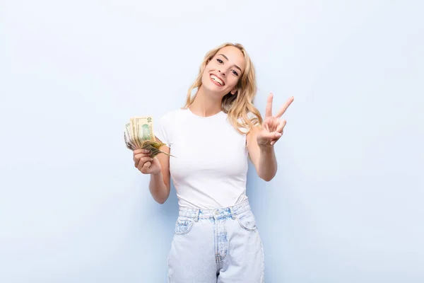 Jovem Loira Sorrindo Olhando Feliz Despreocupado Positivo Gesticulando Vitória Paz — Fotografia de Stock