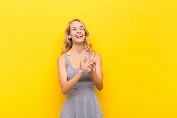 Jonge Blonde Vrouw Glimlachen Kijken Vriendelijk Tonen Nummer Twee Tweede — Stockfoto