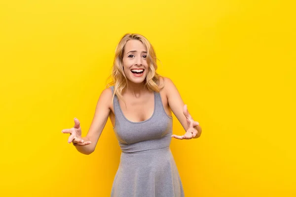 Ung Blond Kvinna Känner Sig Lycklig Förvånad Lycklig Och Förvånad — Stockfoto