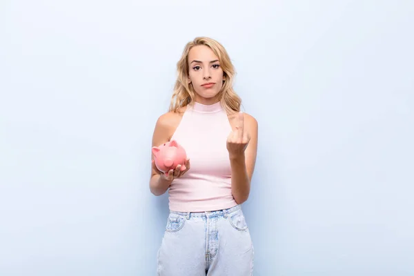 Genç Sarışın Kadın Kızgın Sinirli Isyankar Agresif Hissediyor Orta Parmağını — Stok fotoğraf