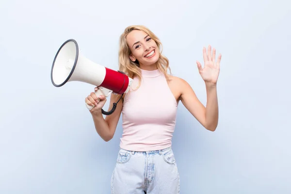 Junge Blonde Frau Lächelt Glücklich Und Fröhlich Winkt Begrüßt Und — Stockfoto