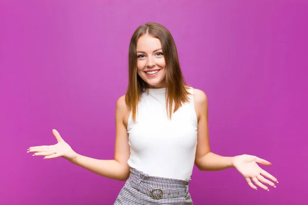 Rossa Bella Donna Testa Cercando Felice Arrogante Orgoglioso Soddisfatto Sentendosi — Foto Stock