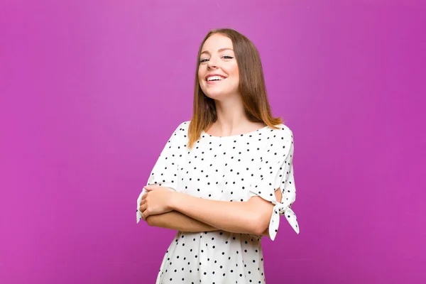 Rossa Bella Donna Che Ride Felicemente Con Braccia Incrociate Con — Foto Stock