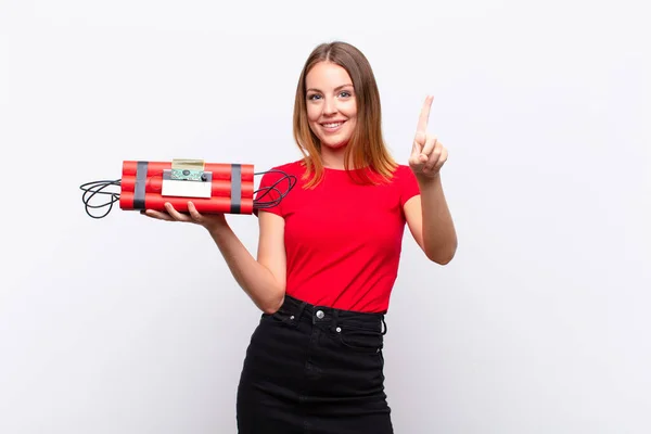 Cabeça Vermelha Mulher Bonita Sorrindo Olhando Amigável Mostrando Número Primeiro — Fotografia de Stock