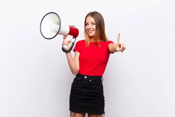 Cabeza Roja Bonita Mujer Sonriendo Orgullosamente Con Confianza Haciendo Pose —  Fotos de Stock