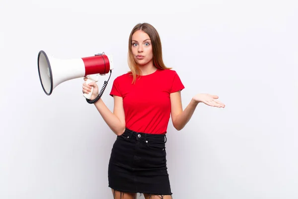 Rode Kop Mooie Vrouw Gevoel Verward Verward Twijfelen Wegen Het — Stockfoto