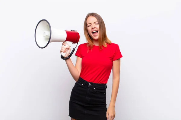 Cabeza Roja Bonita Mujer Gritando Agresivamente Mirando Muy Enojado Frustrado —  Fotos de Stock