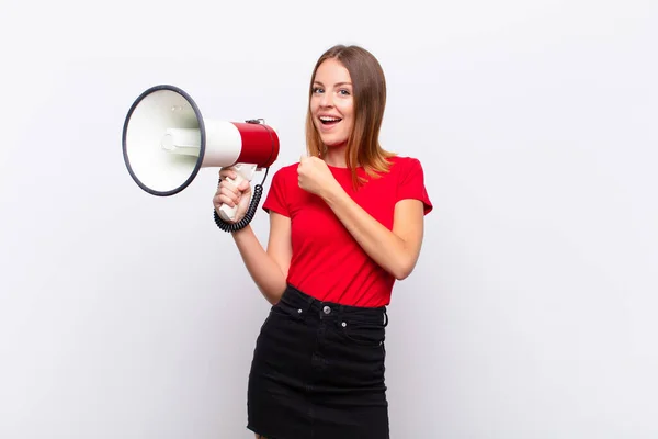 Rött Huvud Vacker Kvinna Känner Sig Glad Positiv Och Framgångsrik — Stockfoto