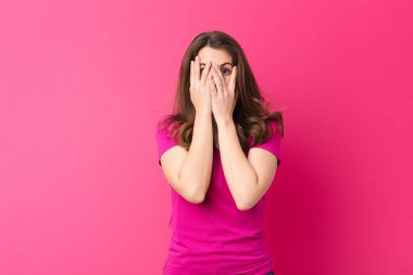 Genç, güzel bir kadın korkmuş ya da utanmış hissediyor. Gözleri yarı kapalı pembe duvarlara bakıyor ya da gözetliyor.