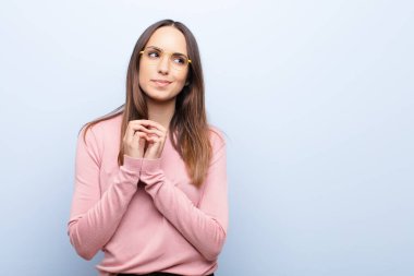 Genç, güzel bir kadın kötü bir plan yaparken ya da mavi duvara karşı bir numara düşünürken gururlu, yaramaz ve kibirli hissediyor.