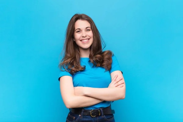 Joven Bonita Mujer Riendo Felizmente Con Los Brazos Cruzados Con — Foto de Stock