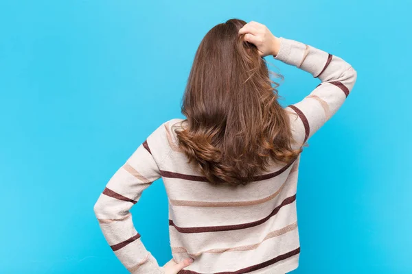 Junge Hübsche Frau Ahnungslos Und Verwirrt Eine Lösung Denkend Mit — Stockfoto