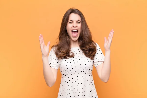 Jonge Mooie Vrouw Furieus Schreeuwen Gevoel Van Stress Geïrriteerd Met — Stockfoto