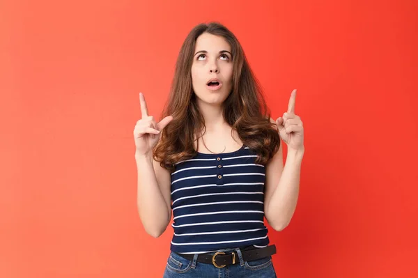 Jong Mooi Vrouw Gevoel Ontzagwekkend Open Mond Wijzend Naar Boven — Stockfoto