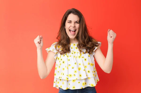 Jonge Mooie Vrouw Voelt Zich Gelukkig Positief Succesvol Vieren Overwinning — Stockfoto