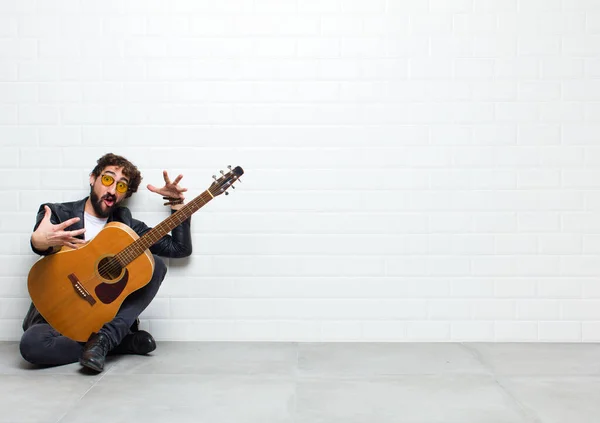 Joven Con Guitarra Sobre Fondo Pared Ladrillo — Foto de Stock