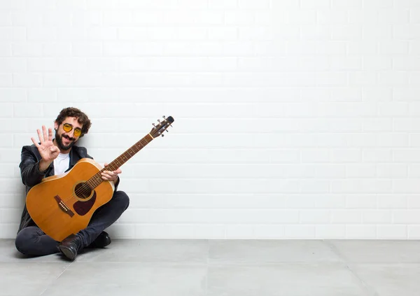 Jonge Man Met Gitaar Baksteen Muur Achtergrond — Stockfoto