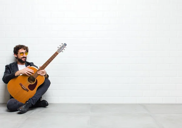 Młody Człowiek Gitarą Tle Ściany Cegły — Zdjęcie stockowe