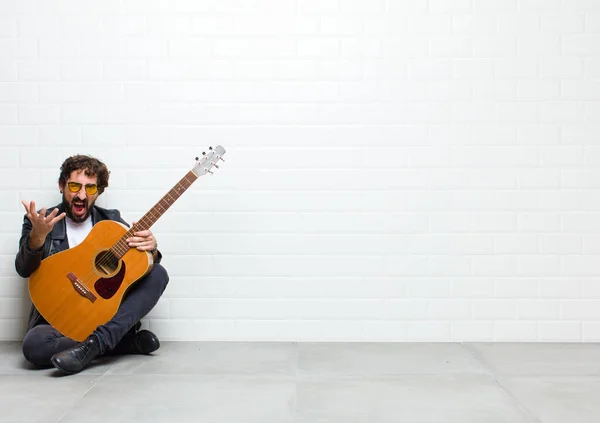 Joven Tocando Guitarra Piso Habitación — Foto de Stock