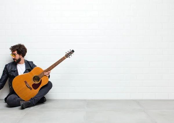 Jonge Man Met Gitaar Zittend Vloer — Stockfoto