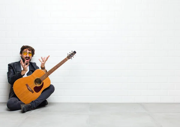 Jonge Man Met Gitaar Vloer — Stockfoto