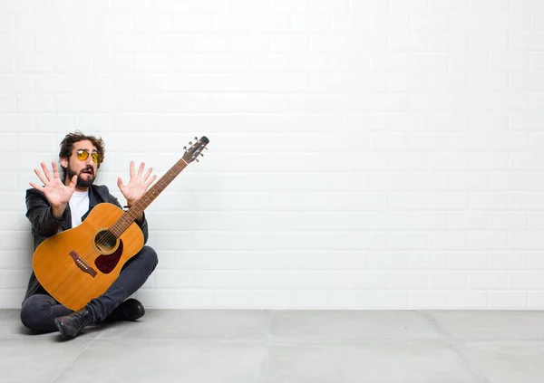 Jeune Homme Avec Guitare Sur Sol — Photo