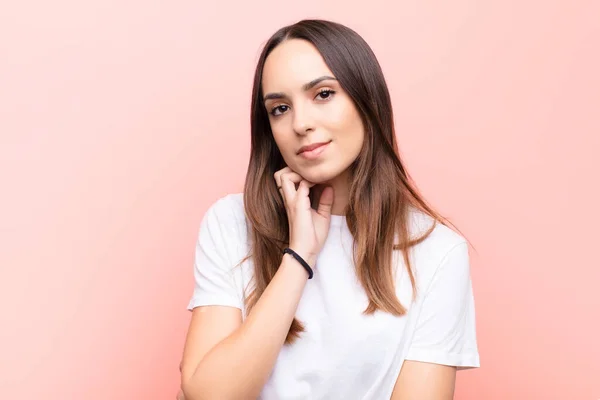 Jovem Mulher Bonita Sorrindo Feliz Sonhando Acordado Duvidar Olhando Para — Fotografia de Stock