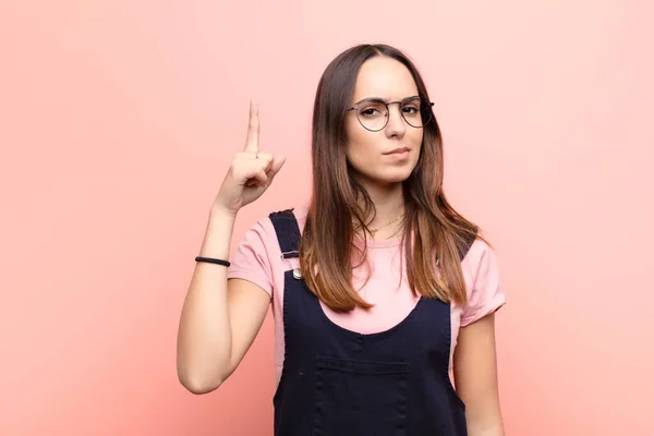 Jovem Bonita Mulher Sentindo Como Gênio Segurando Dedo Orgulhosamente Depois — Fotografia de Stock