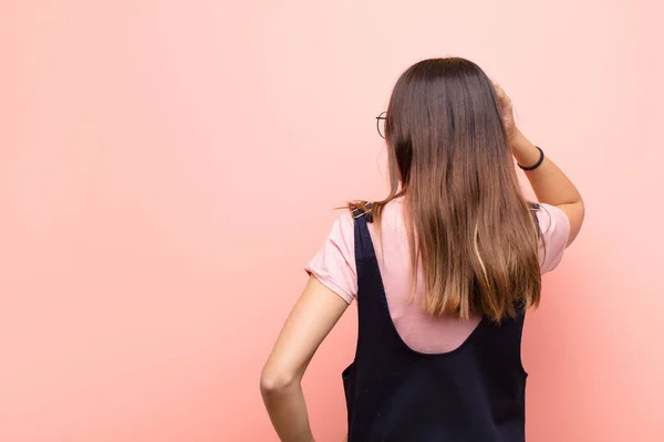 Junge Hübsche Frau Fühlt Sich Ratlos Und Verwirrt Denkt Eine — Stockfoto