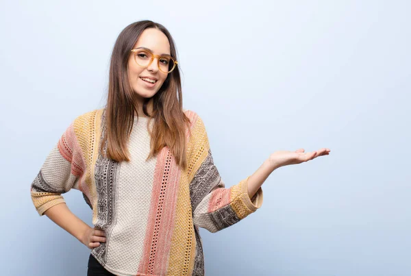 Jovem Mulher Bonita Sorrindo Sentindo Confiante Bem Sucedido Feliz Mostrando — Fotografia de Stock