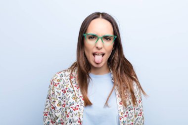 Genç, güzel bir kadın, tiksinmiş ve rahatsız olmuş hissediyor. Dilini dışarı çıkarıyor. Çirkin ve iğrenç bir şeyi mavi duvara yaslıyor.