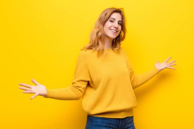 Genç, güzel sarışın kadın mutlu, kibirli, gururlu ve kendinden memnun görünüyor. Sarı duvara karşı kendini bir numara gibi hissediyor.