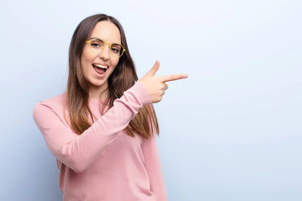 Jong Mooi Vrouw Kijken Opgewonden Verrast Wijzend Naar Zijkant Omhoog — Stockfoto